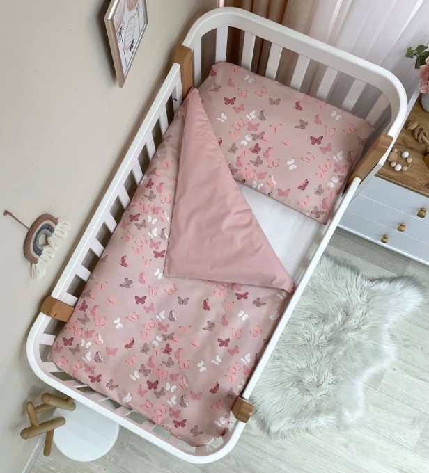 Set lenjerie de schimb pentru patut bebe 3 piese Fluturi roz (2)